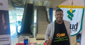 El futbolista panameño Román Torres visita el Stand del MINSA en la Feria Juvenil “Con paso Firme”