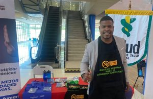 El futbolista panameño Román Torres visita el Stand del MINSA en la Feria Juvenil “Con paso Firme”