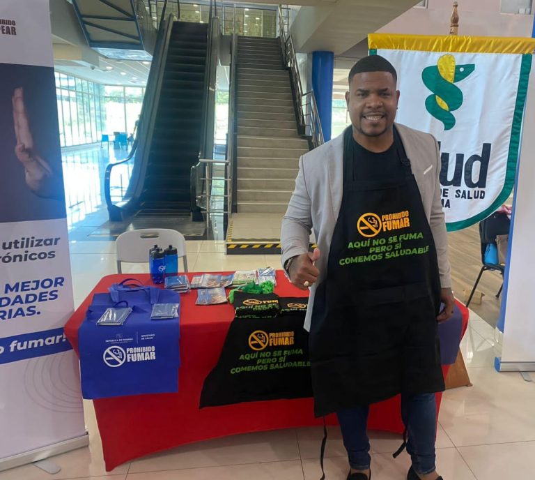 El futbolista panameño Román Torres visita el Stand del MINSA en la Feria Juvenil “Con paso Firme”