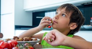 Comprendiendo los desafíos de una buena nutrición en niños con TEA.