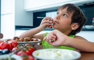 Comprendiendo los desafíos de una buena nutrición en niños con TEA.