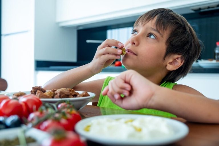 Comprendiendo los desafíos de una buena nutrición en niños con TEA.