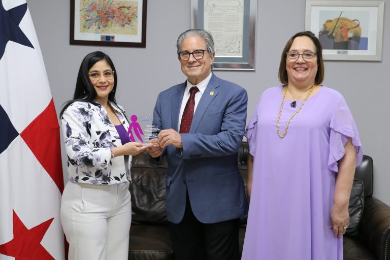 Reconocimiento al Ministerio de Salud por su Compromiso en la Eliminación de la Violencia contra la Mujer