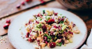 Ensalada Saludable de Brócoli, Coliflor y Repollo Morado con Manzana y Aderezo de Limón y Jengibre