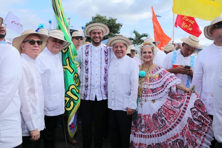 Ministerio de Salud se Une al Esplendor del Desfile de las Mil Polleras en Los Santos