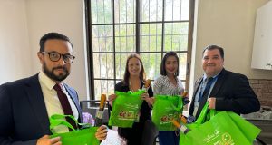 La promoción y la prevención se inician en casa. Entrega de Kits sanitarios a funcionarios del MINSA.