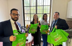 La promoción y la prevención se inician en casa. Entrega de Kits sanitarios a funcionarios del MINSA.