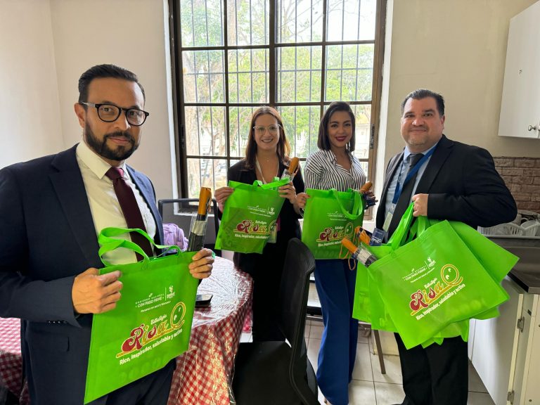 La promoción y la prevención se inician en casa. Entrega de Kits sanitarios a funcionarios del MINSA.