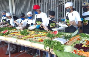 Merca Panamá celebra su aniversario con la ensalada más grande del país