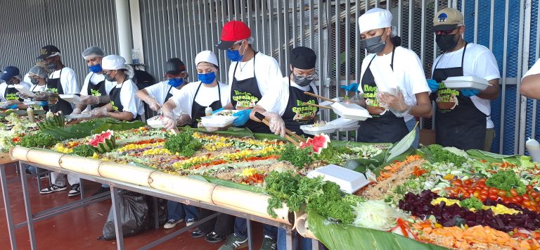 Merca Panamá celebra su aniversario con la ensalada más grande del país