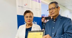 Cuatro décadas de entrega: Rosalinda De León Araúz recibe emotivo reconocimiento