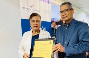 Cuatro décadas de entrega: Rosalinda De León Araúz recibe emotivo reconocimiento