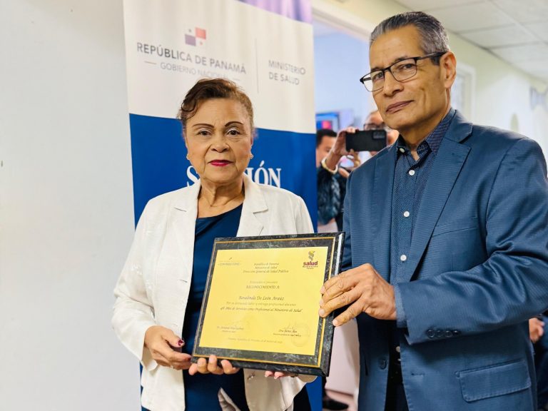 Cuatro décadas de entrega: Rosalinda De León Araúz recibe emotivo reconocimiento
