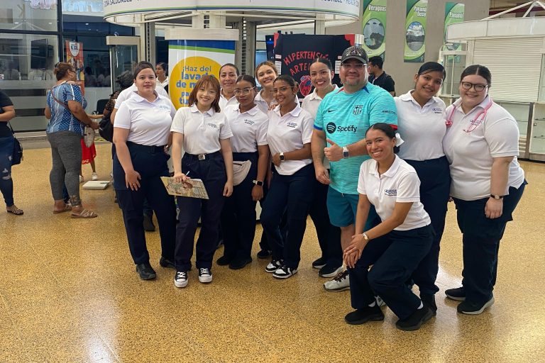 Estudiantes de la UIP realizan toma de presión, peso y talla en la Zona Saludable de Albrook