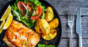 Filete de Pescado a la Plancha con Papas Salteadas y Ensalada Fresca