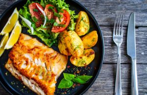 Filete de Pescado a la Plancha con Papas Salteadas y Ensalada Fresca
